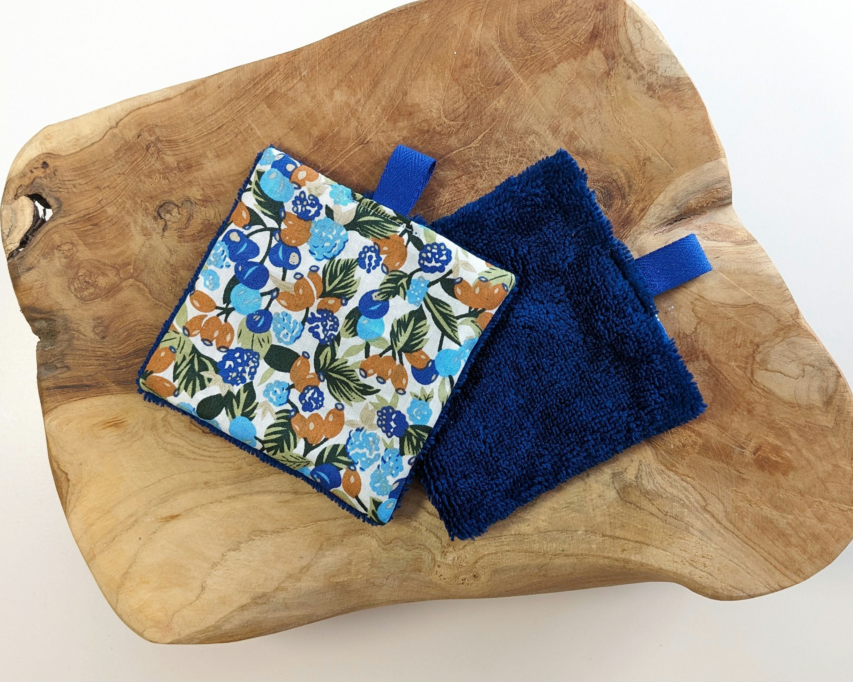 Carré démaquillant fleurs bleues