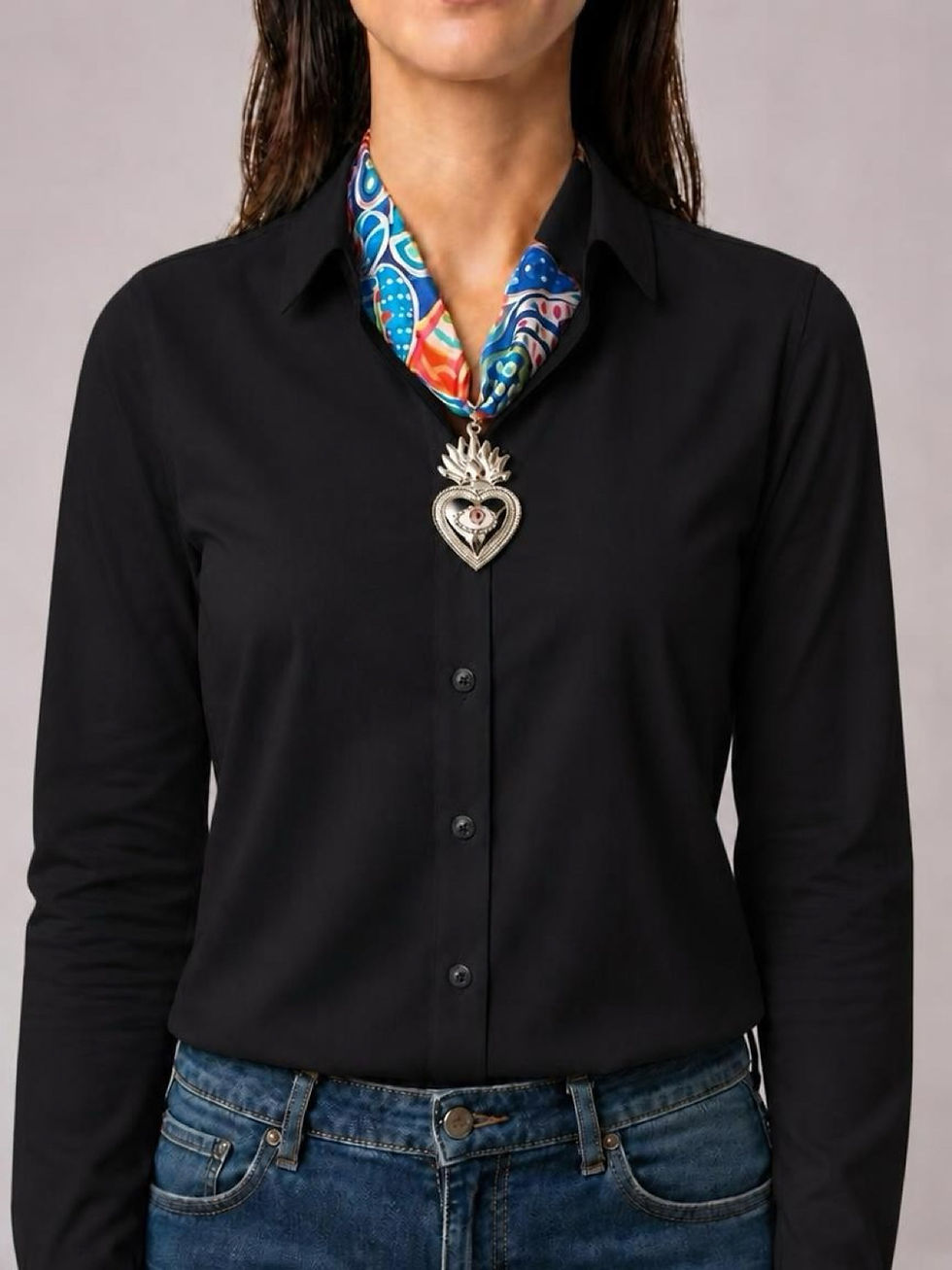 Collar corbatín “corales beige” dije corazón ojo – Majo Capella (foto 2)
