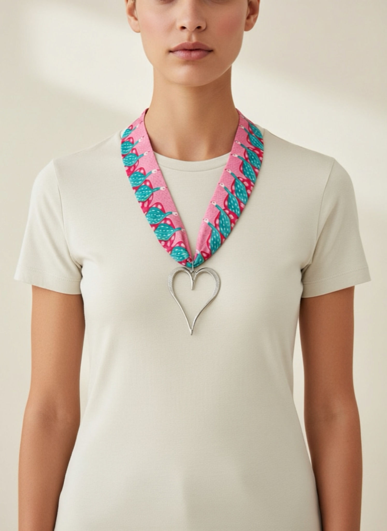 Collar corbatín “pájaros rosas” corazón 