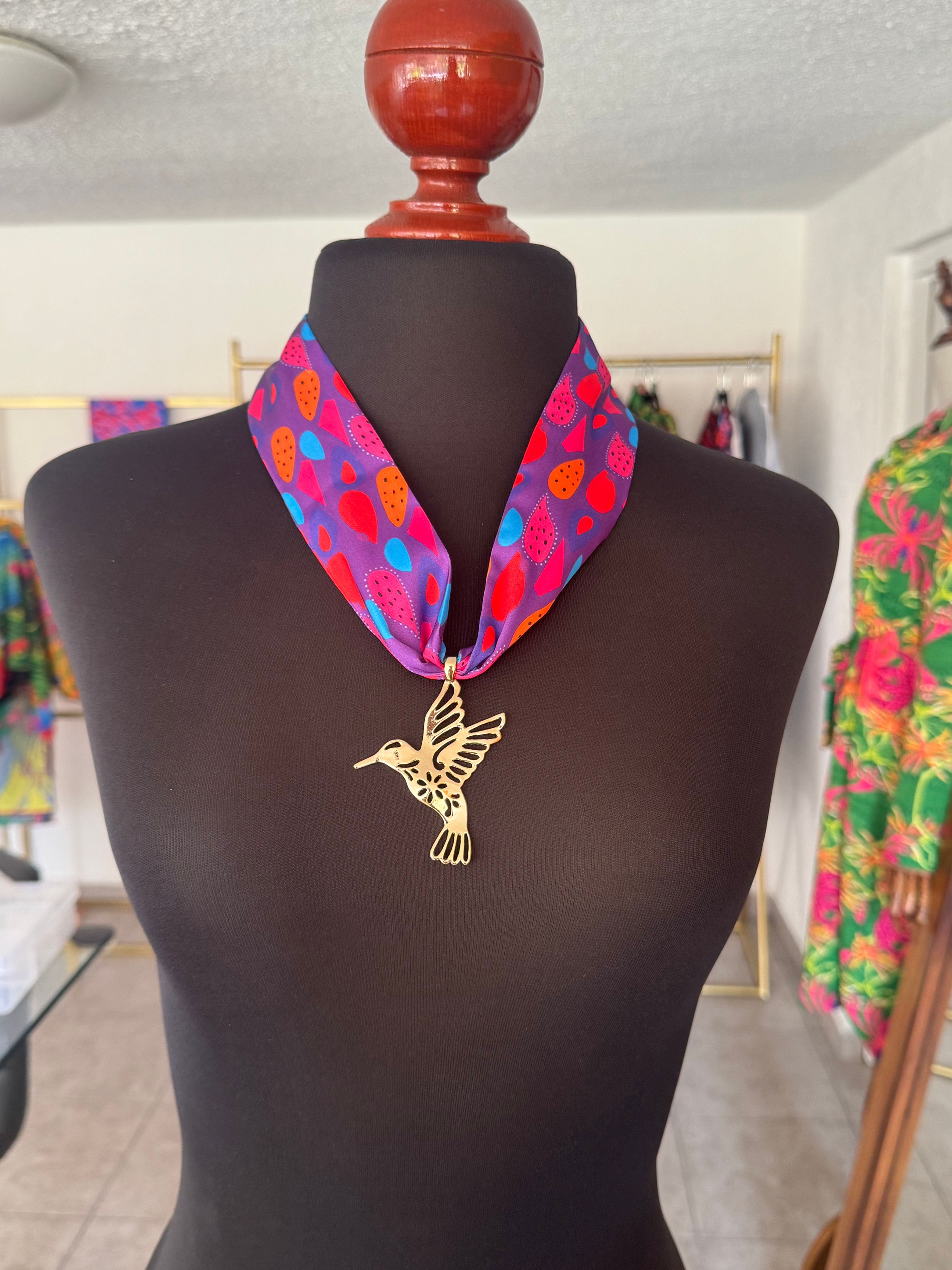 Collar corbatín “Drops moradas” dije colibrí – Majo Capella