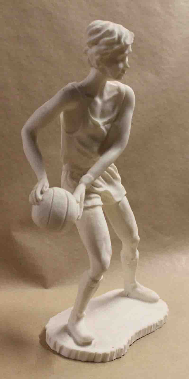 Miniatura: FIGURA "CHICO JUGANDO AL BALONCESTO"