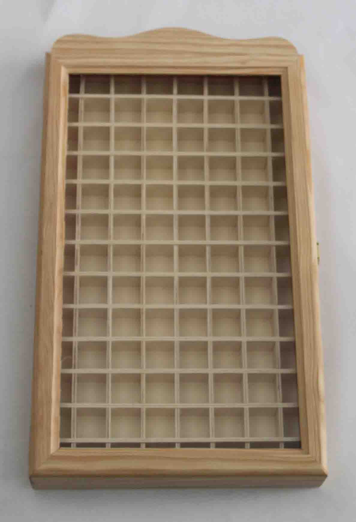 Vitrina de madera con cubos y puerta con cristal