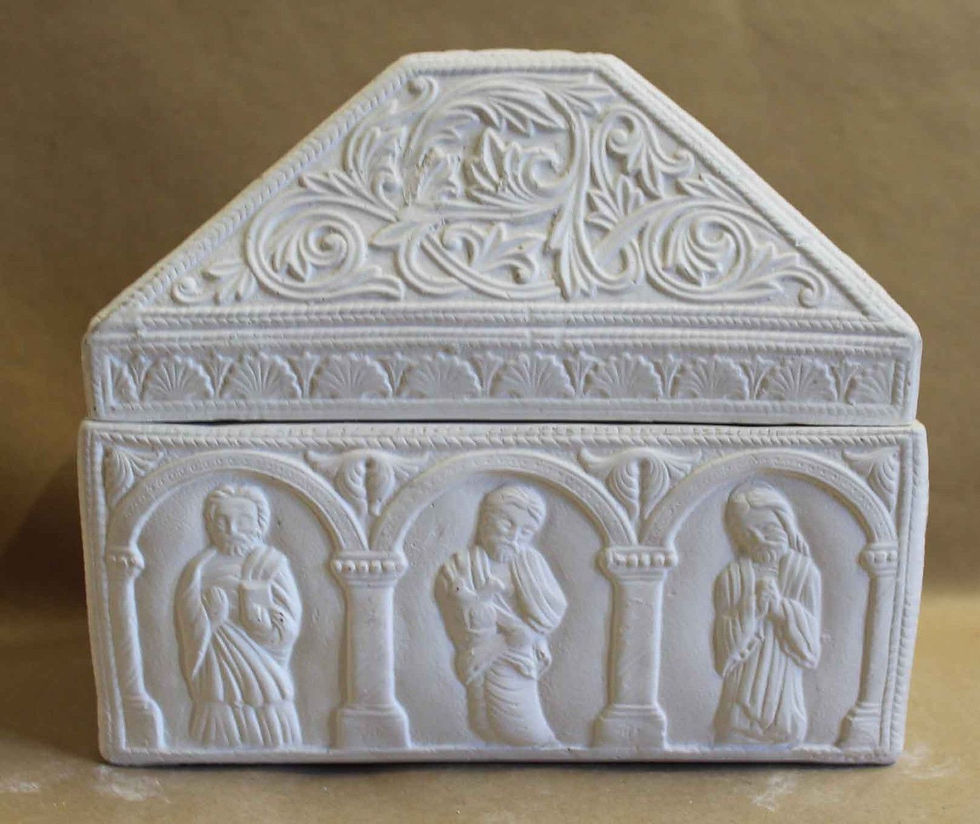 CAJA TALLADA CON DIBUJOS DE JESUCRISTO