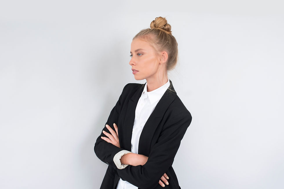 Kobieta w stroju biznesowym