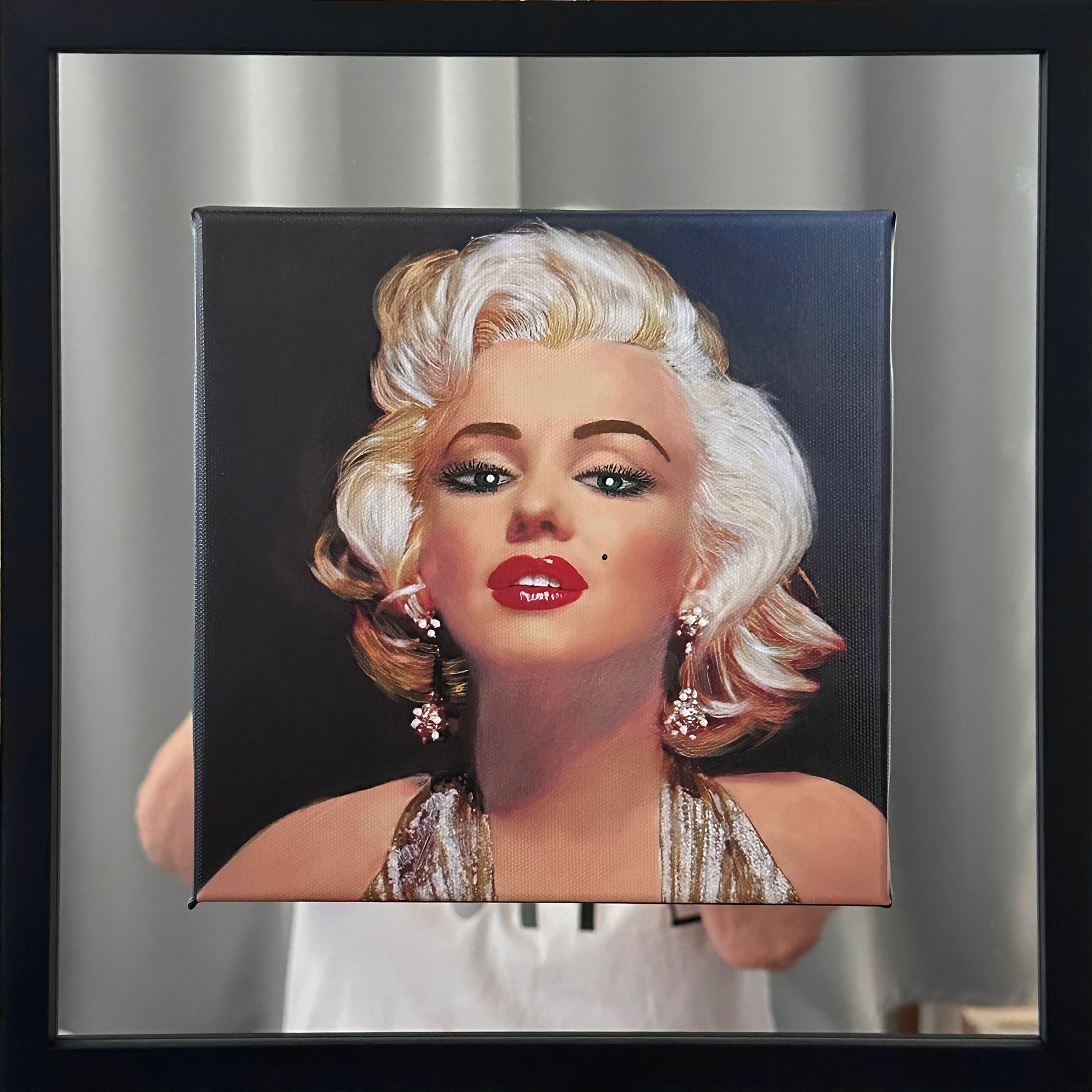 Marilyn in gold on a mirror 1/10