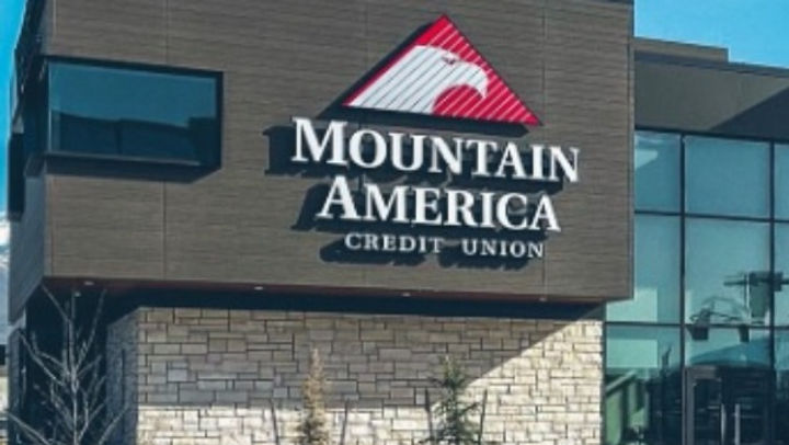 Mountain America Credit Union - Glendale: Northern Avenue Branch Mountain America CU Taps Blend to Speed Up Loan Approval Times