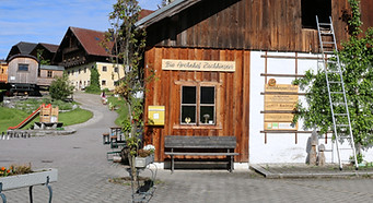 Eingang zum Hofladen des Bio Archehof Zachhiesen