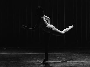 Danseur en silhouette sur scène