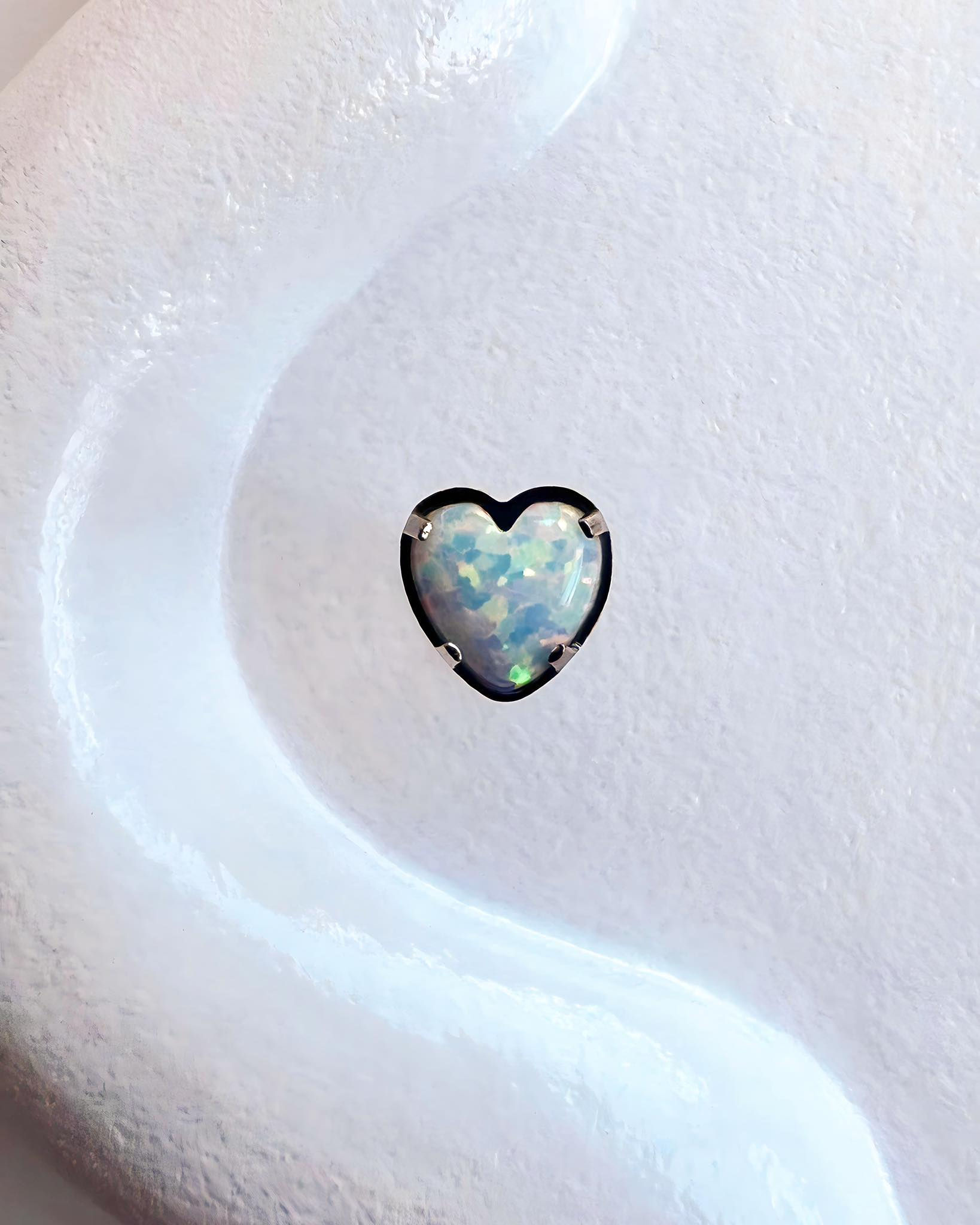 Piercing rosca interna ópalo blanco en forma de corazón Titanio ASTM F136