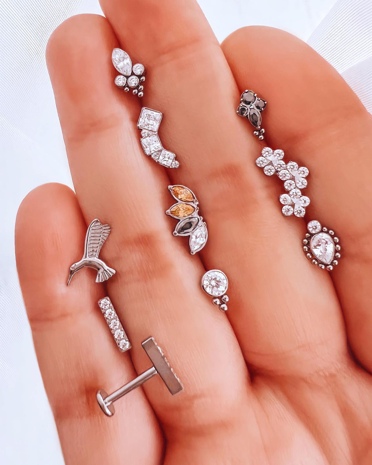 Piercings labret circones blancos, negros, champagne y colibrí Titanio ASTM F136