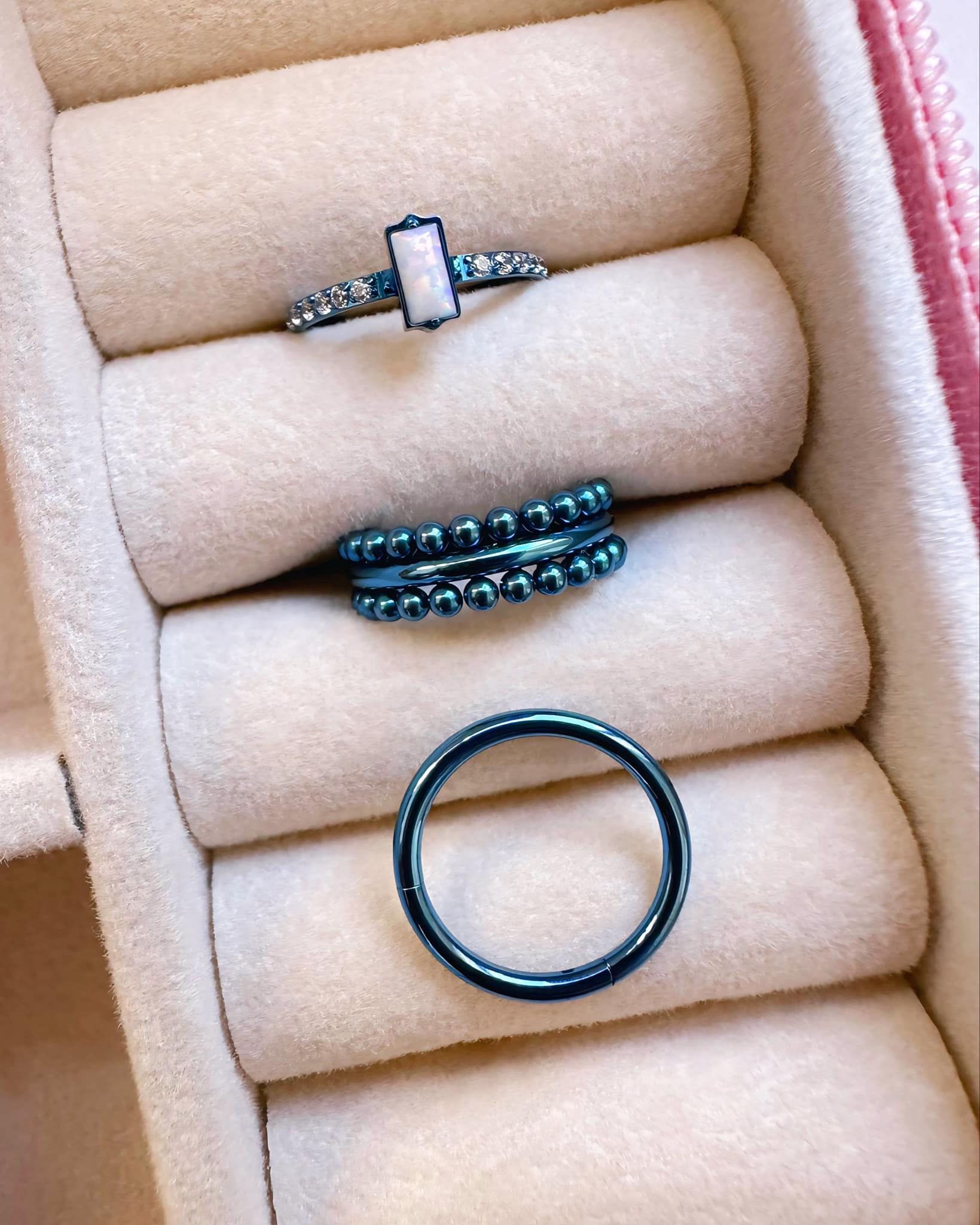 Argollas clicker lisa - diseños anodizadas a Sky Blue en 10 mm Titanio ASTM F136