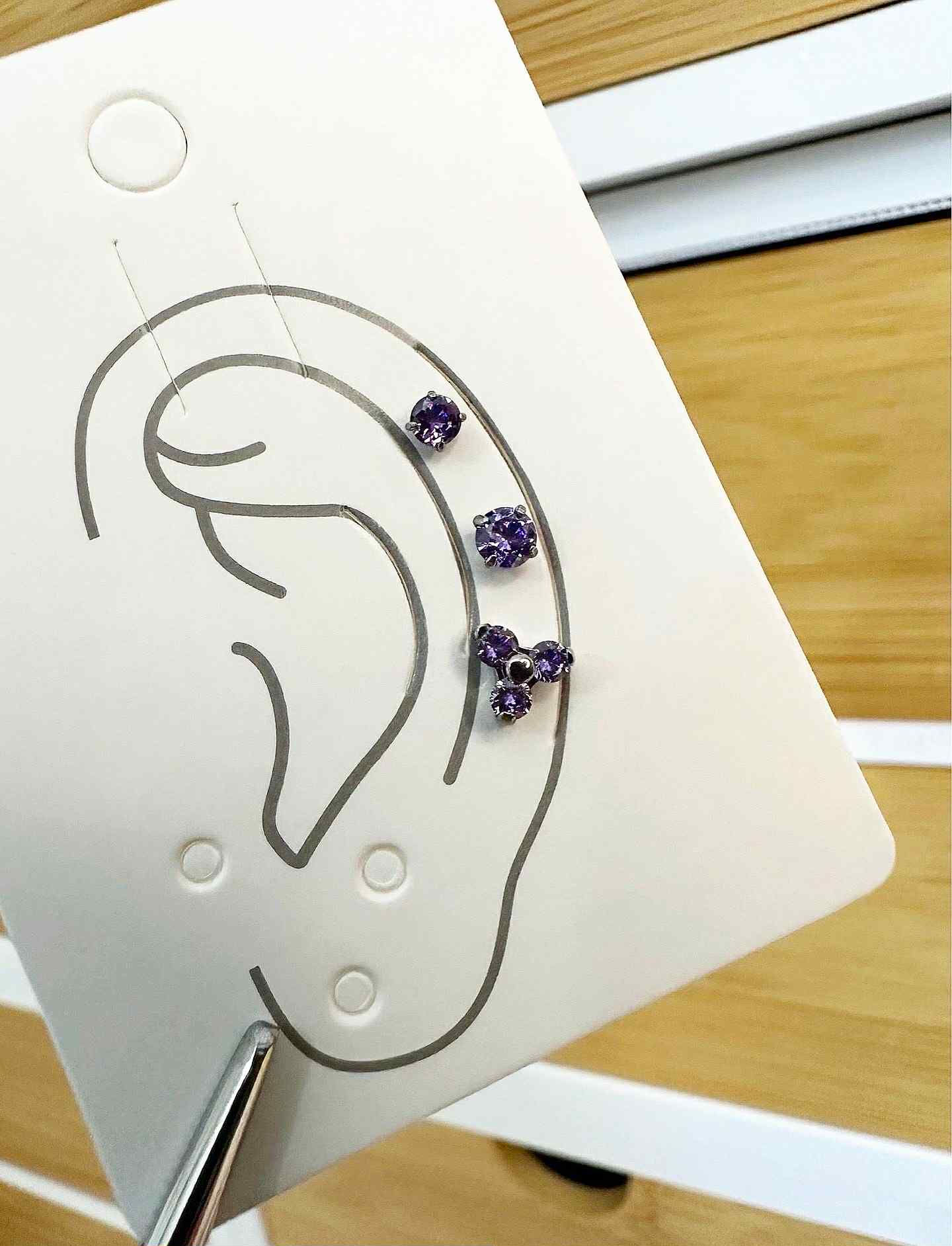 Set de 3 piercings labret rosca interna en circones morados de Titanio ASTM F136