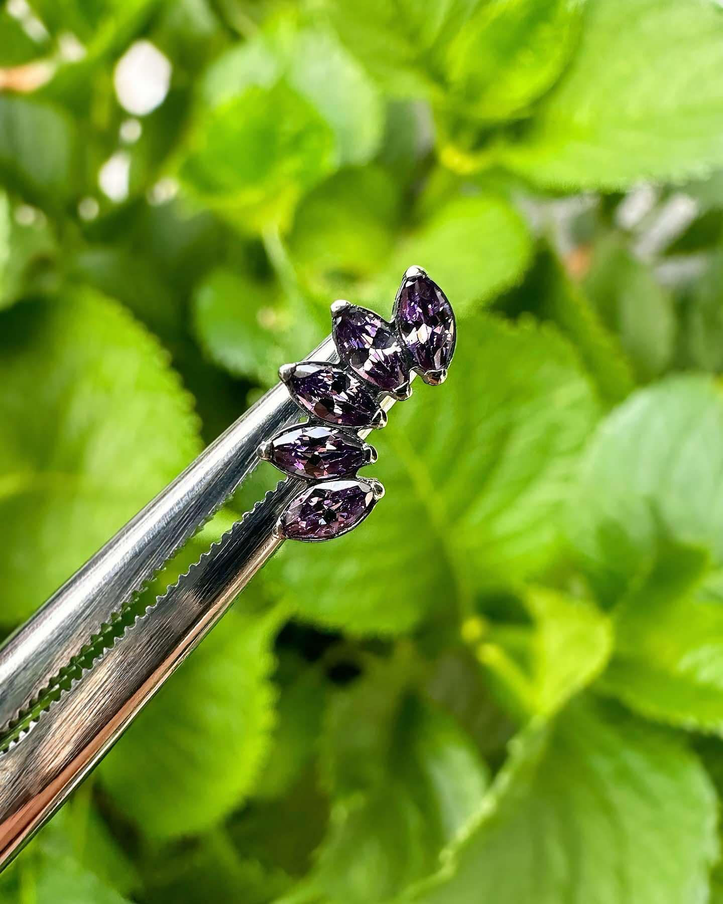 Piercings rosca interna Titanio ASTM F136 pétalos circón negro tornasol y morado