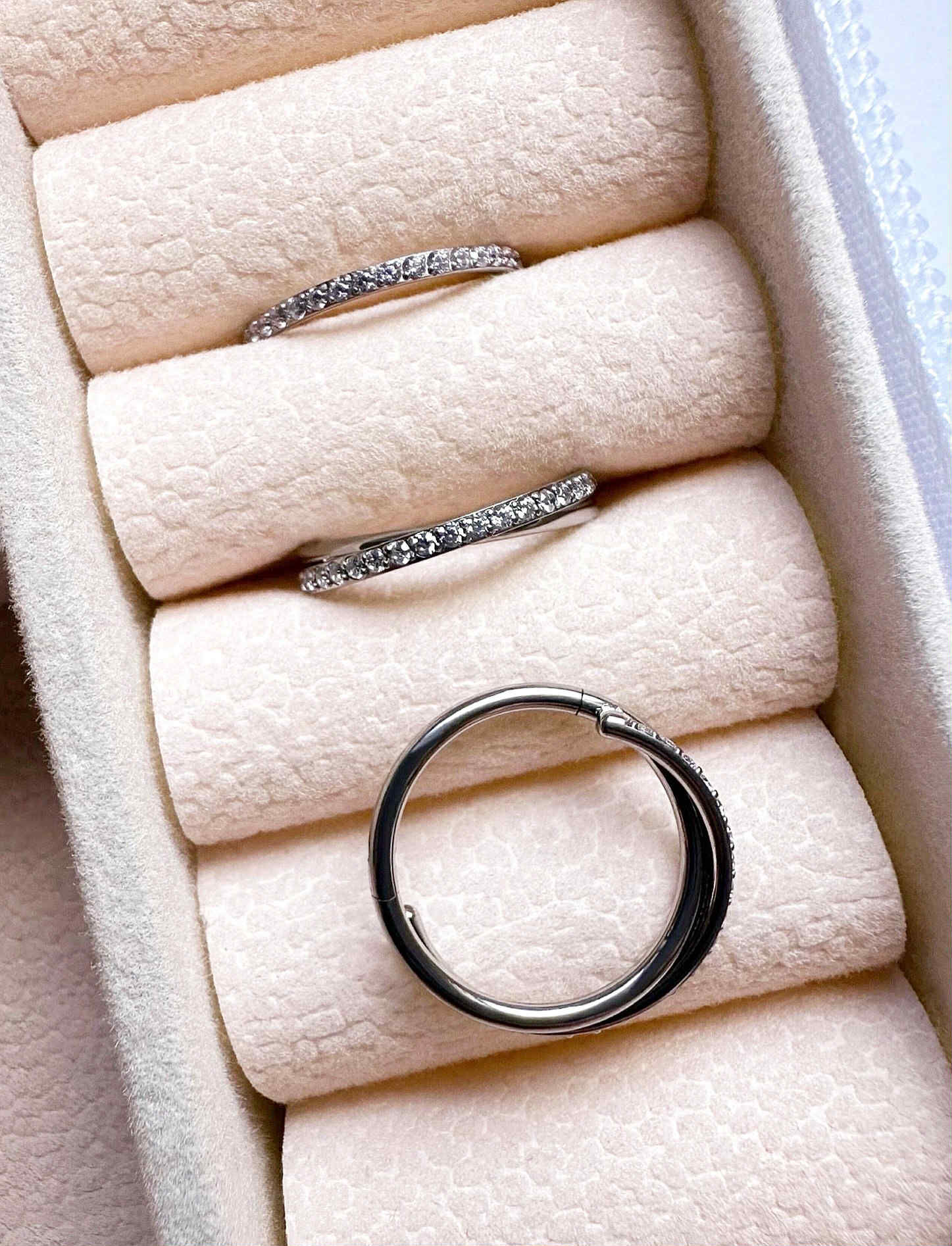 Argollas piercing de Titanio ASTM F136 micro circones blancos laterales en 12 mm