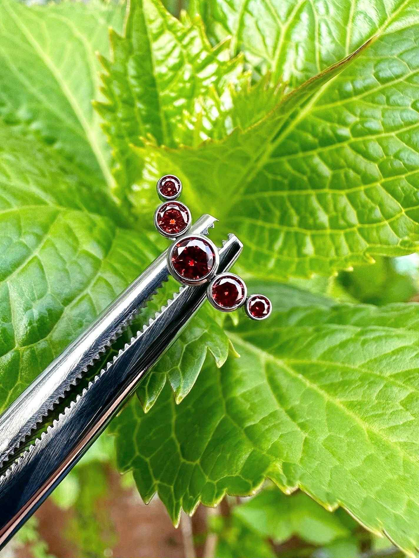 Piercing rosca interna diseño con cinco circones rojos de Titanio ASTM F136