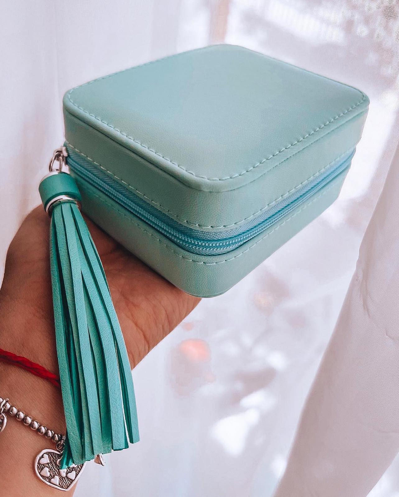 Joyero rectangular en color celeste con colgante