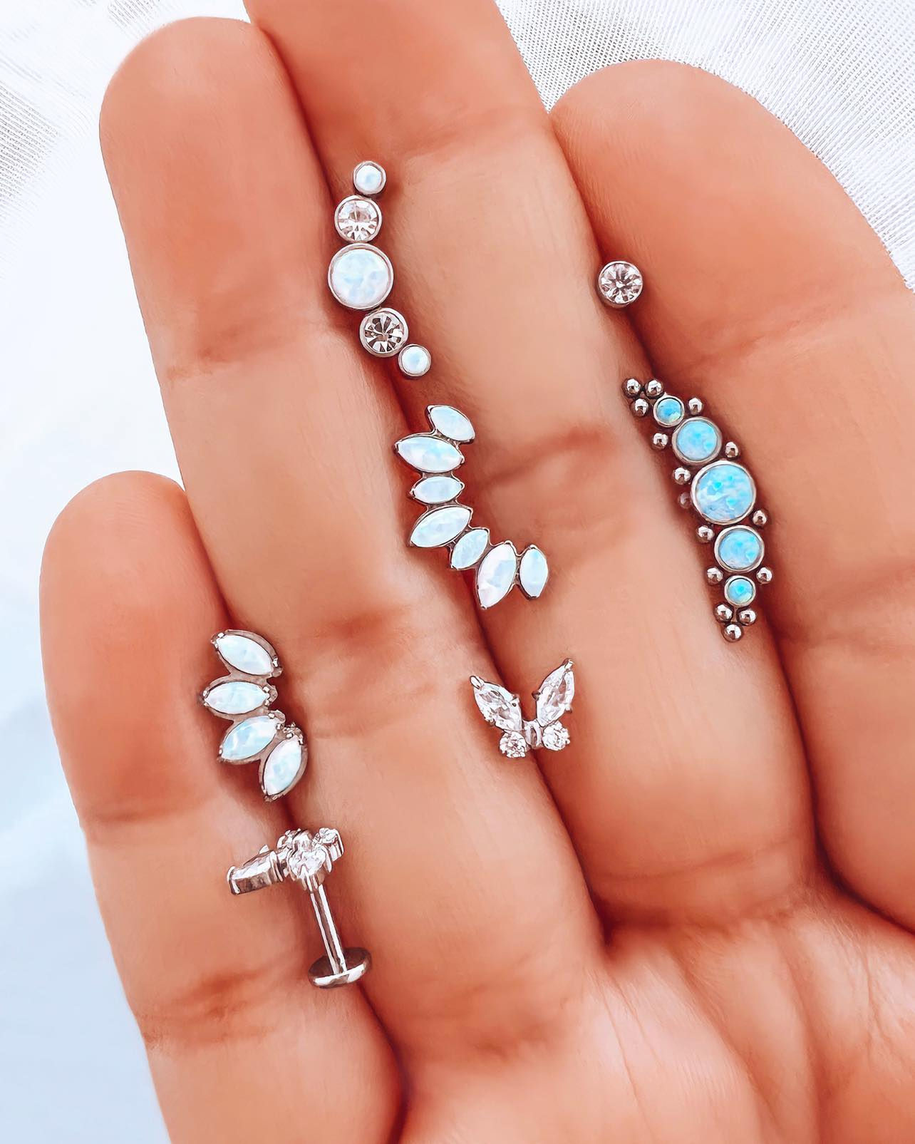 Piercings rosca interna circones y ópalos blancos - celestes de Titanio