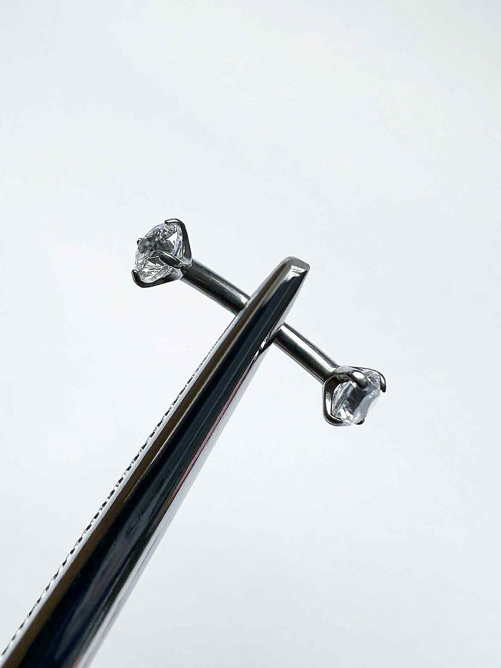 Miniatura: Piercings banano rosca interna circón colores en 3 y 4 mm de Titanio ASTM F136