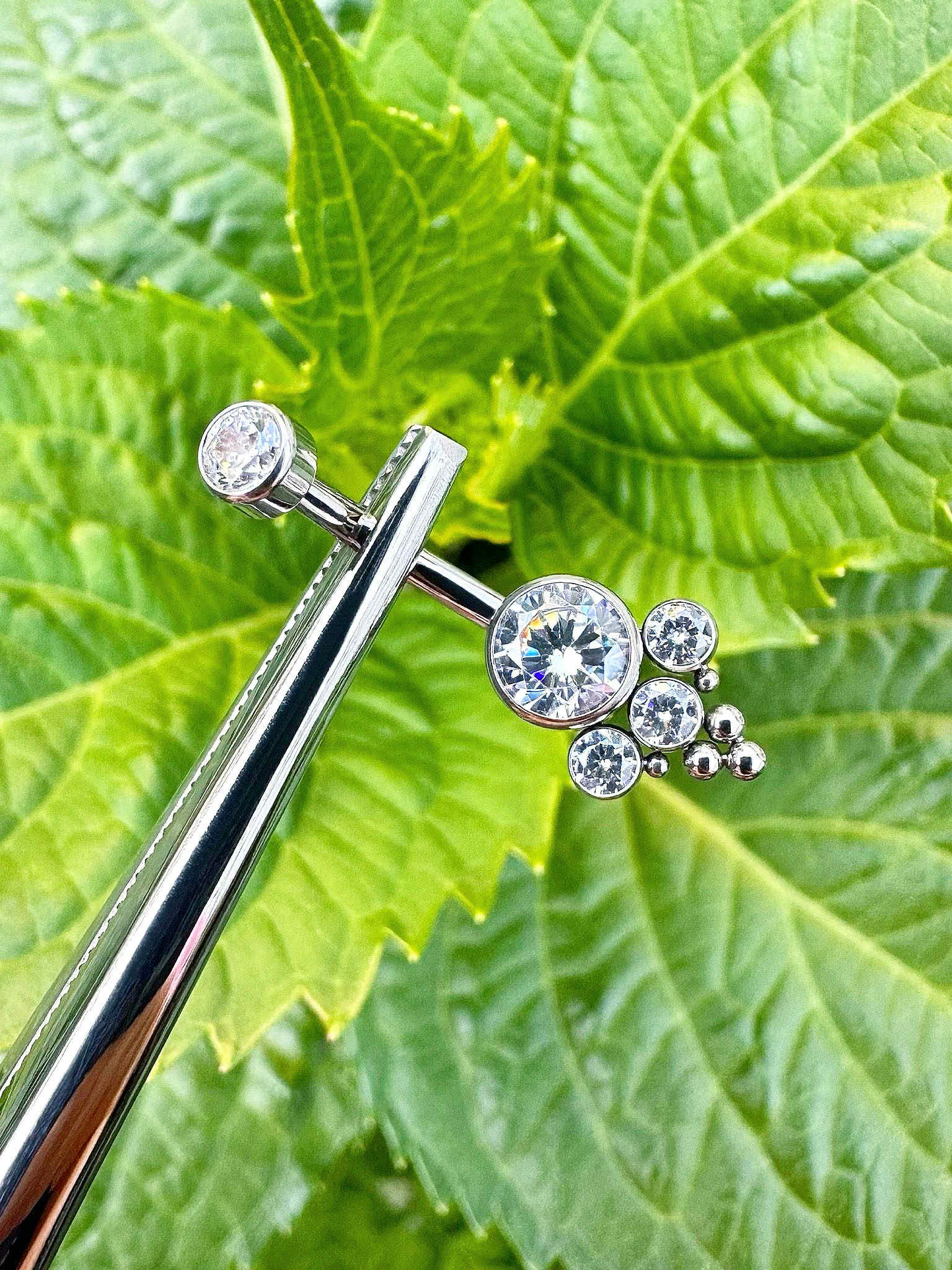 Piercing de ombligo con circones blancos y filigranas de Titanio ASTM F136