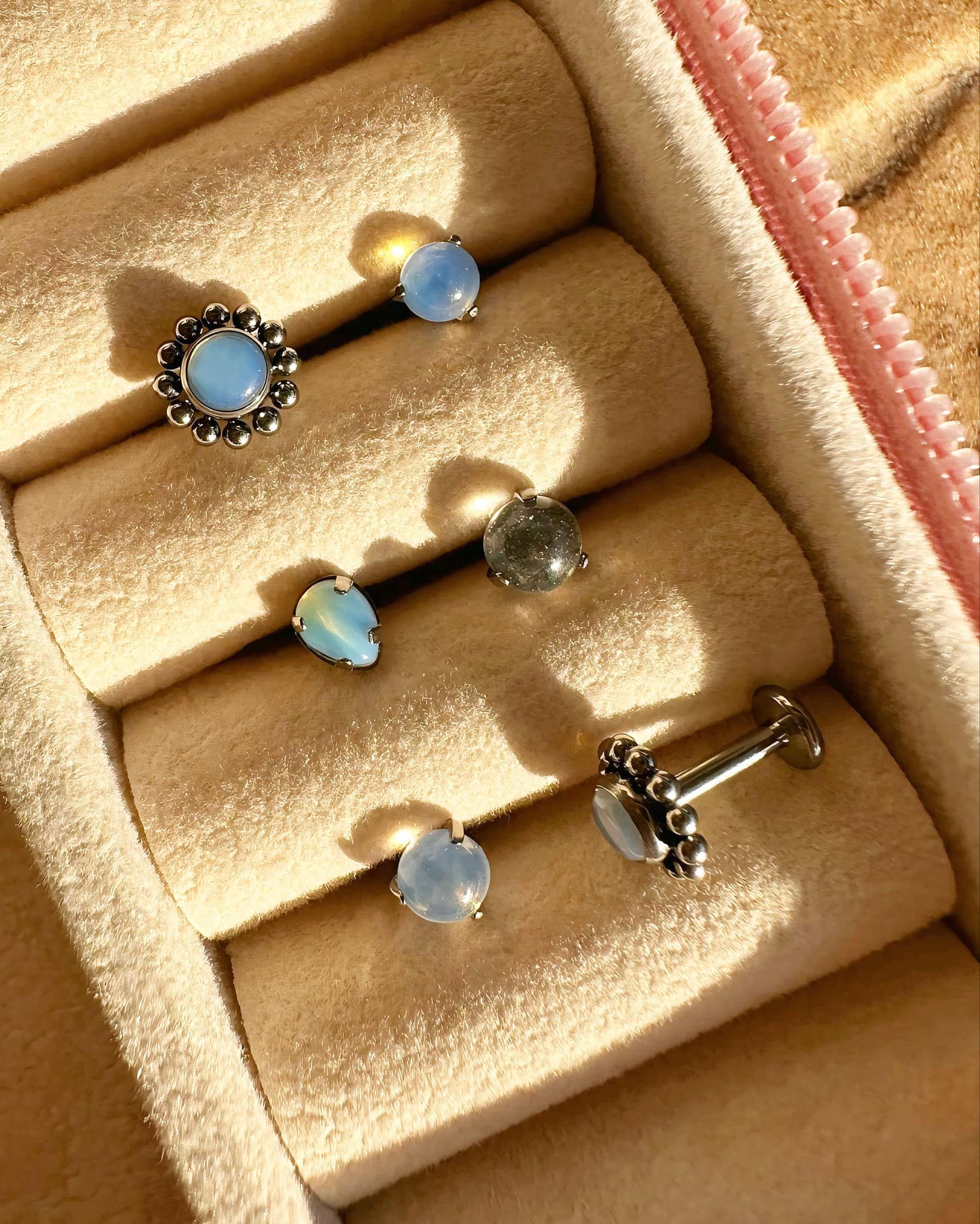 Piercings rosca interna diseños con opalinas y una labradorita Titanio ASTM F136