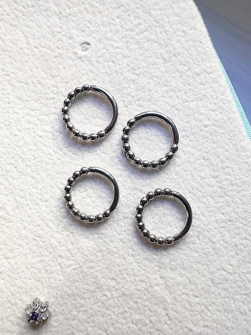 Argollas diseño de pelotitas en 8 y 10 mm diámetro de Titanio ASTM F136