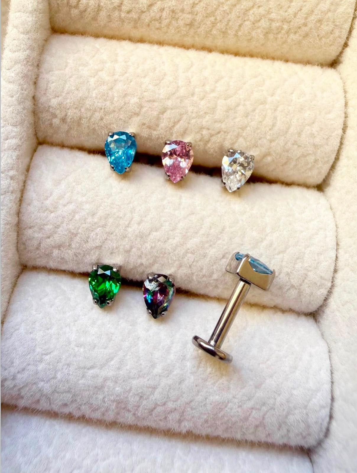 Piercing labret rosca interna top gotita circón colores de Titanio ASTM F136