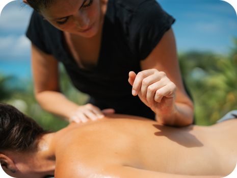 Comment le massage sportif optimise votre récupération après la plongée, le surf ou la randonnée ?