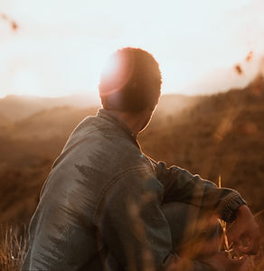 Person, die den Sonnenuntergang beobachtet