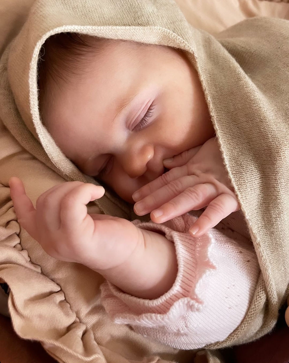 slapende baby in Moalie cocoon van merinowol
