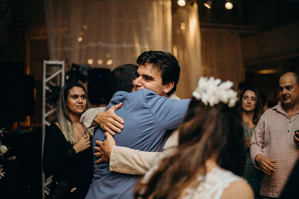 noivo emocionado abraça o celebrante para agradecer