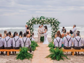 amigo usando modelo de texto para celebrar um casamento.