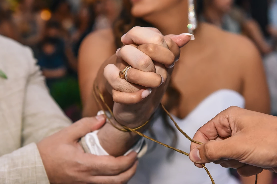 como ser bem-sucedida no casamento. na imagem os noivos estão amarrados para uma vida.