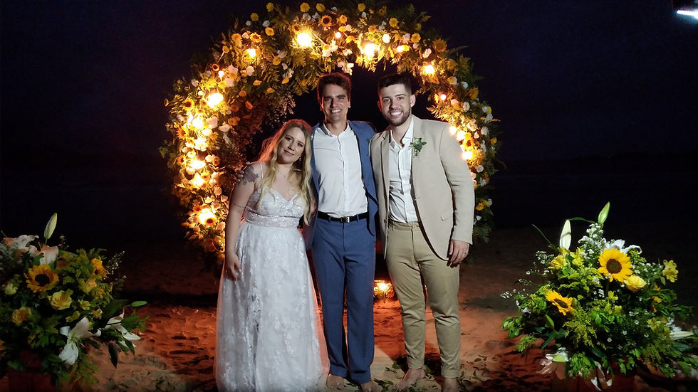 Casamento iluminado com arco com lâmpadas a noite na praia