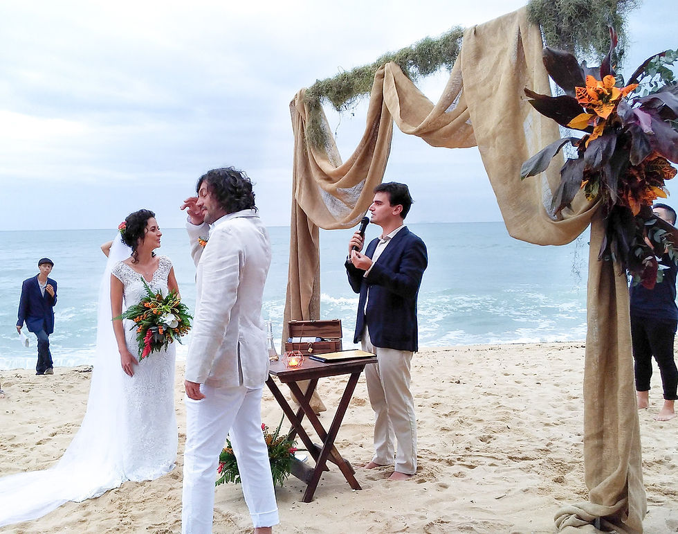 Casamento na praia da Juliana com decoração com flores tropicais