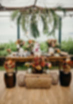 mesa do bolo praiana com flores tropicais