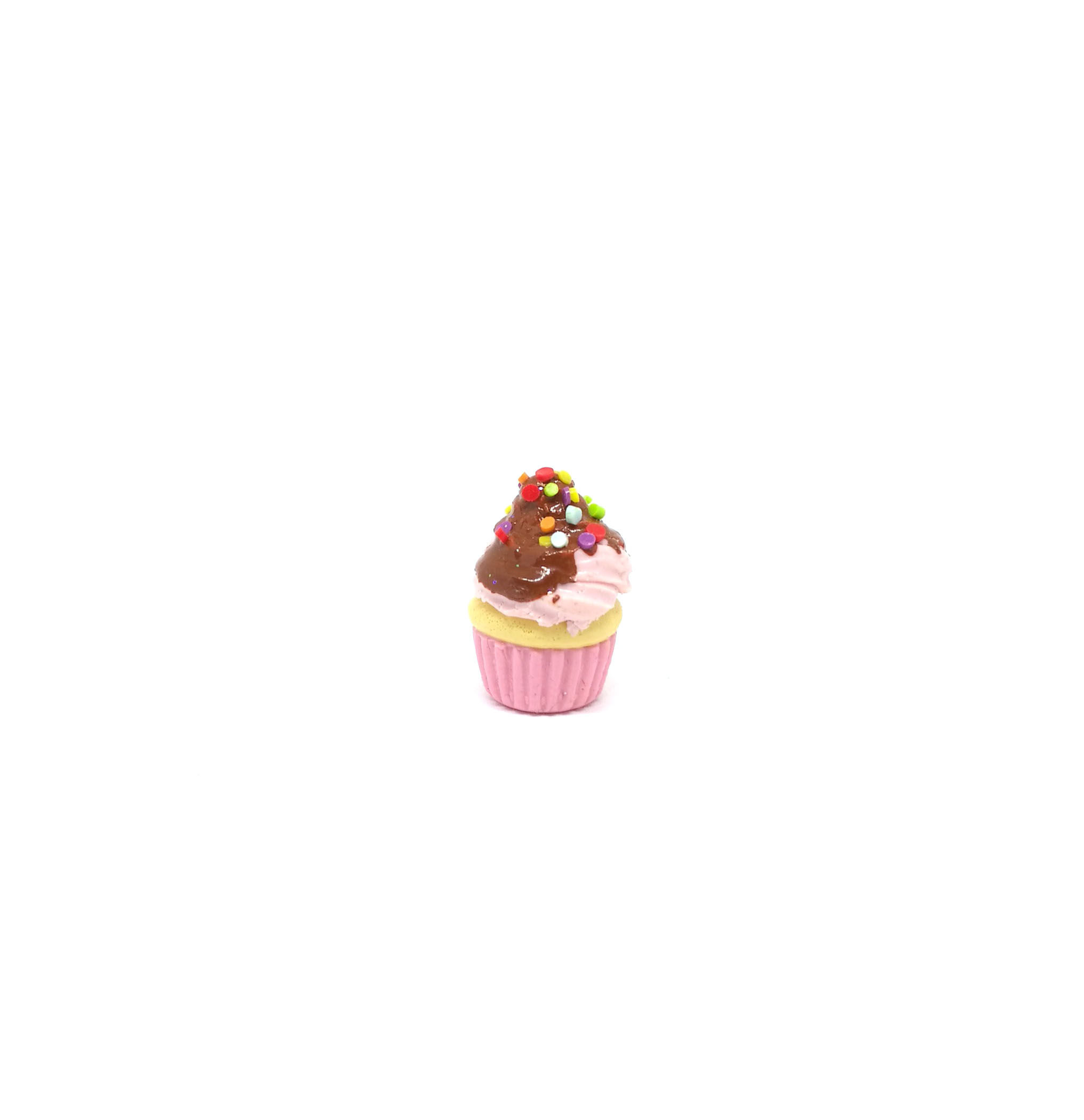 Süßer, pinker Muffin mit Sahne- & Schokoladentopping + bunten Streuseln