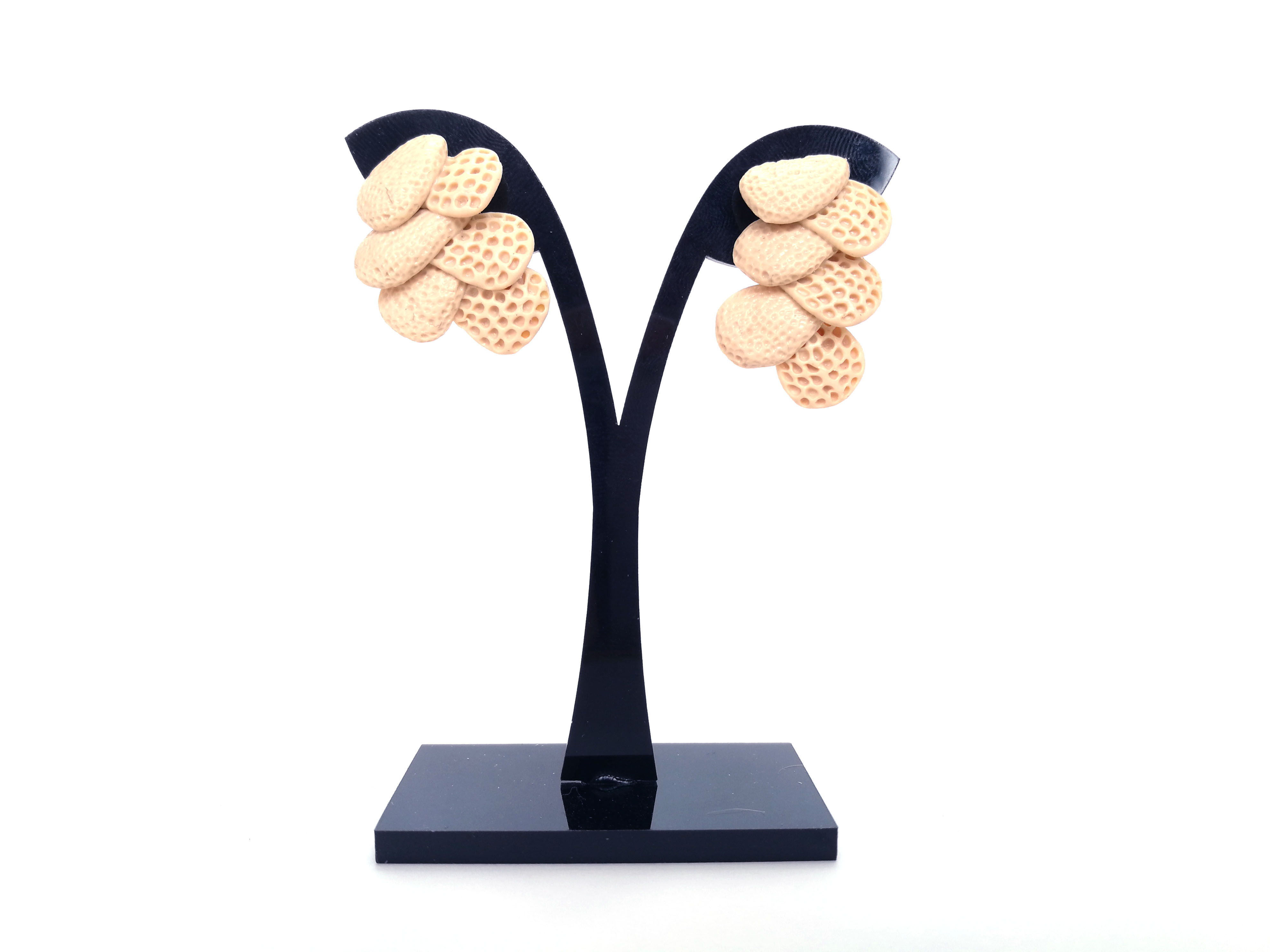 Beige, strung - stud earrings