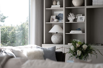  bokhylla fönster_edited.jpg