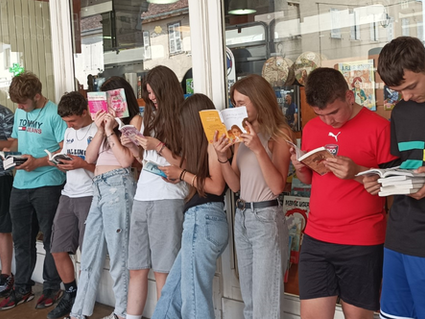 Les 3ème A en  visite à la librairie "Le Forum"