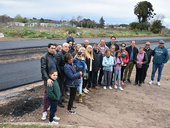BRITOS CON COLABORADORES Y VECINOS SUPERVISARON OBRA DE ASFALTADO EN AVENIDA 9
