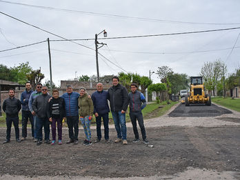 BRITOS JUNTO A COLABORADORES Y VECINOS RECORRIÓ OBRA DE TENDIDO DE ESCORIA EN ZONA DE 82 Y DEAN FUNE
