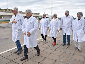 BRITOS Y COLABORADORES DE GOBIERNO VISITARON LA EMPRESA ADECOAGRO