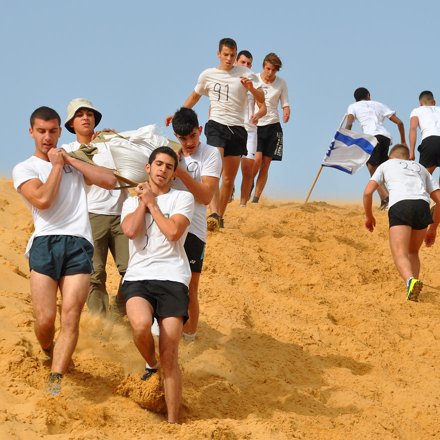 המדור כושר קרבי סימולציה סוחבים אלונקות