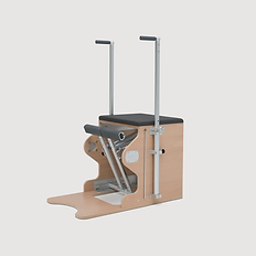 Pilates Wunda Chair aus Holz mit schwarzem Polster.