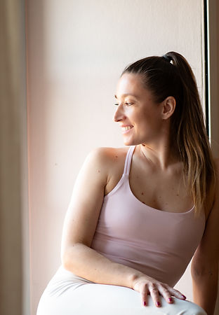 Lächelnde Frau in Pilates-Kleidung