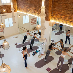 Frauen machen Pilates in hellem Pilates Studio Heidelberg.