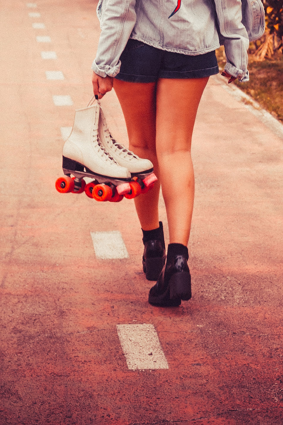 projeto feed vermelho, modelo Fernanda Napoleão com roller derby e look vintage