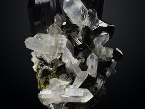 USING CRYSTALS AND VIBRATION TO HEAL AND BALANCE YOUR CHAKRAS