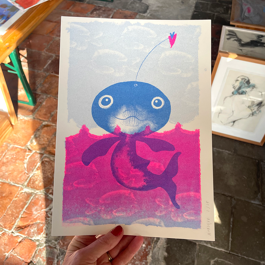 Thumbnail: Riso print Dolfijn in neon roze en korenbloem blauw