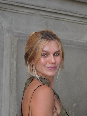 Anna Luiza Queiroz Spacov — terapeuta TCC, foto sorrindo, ambiente natural